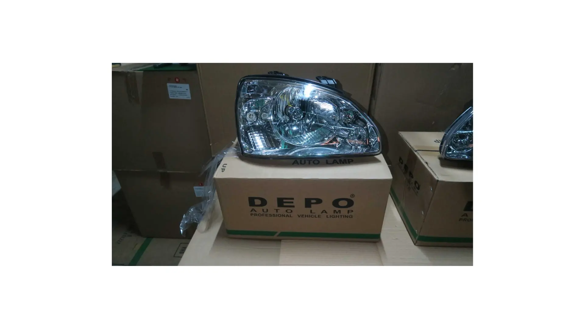 HEAD LAMP , KIA CARENS 2/NAZA CITRA RIGHT 3 PIN - LOCAL